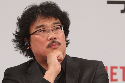 봉준호 감독이 15일 오후 서울 종로구 포시즌스호텔에서 열린 영화 '옥자' 기자간담회에 참석해 취재진의 질문을 듣고 있다.<연합뉴스>